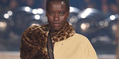 abiti stampa versace|Storia dell'animalier, la stampa per i cappotti più chic del 2024.